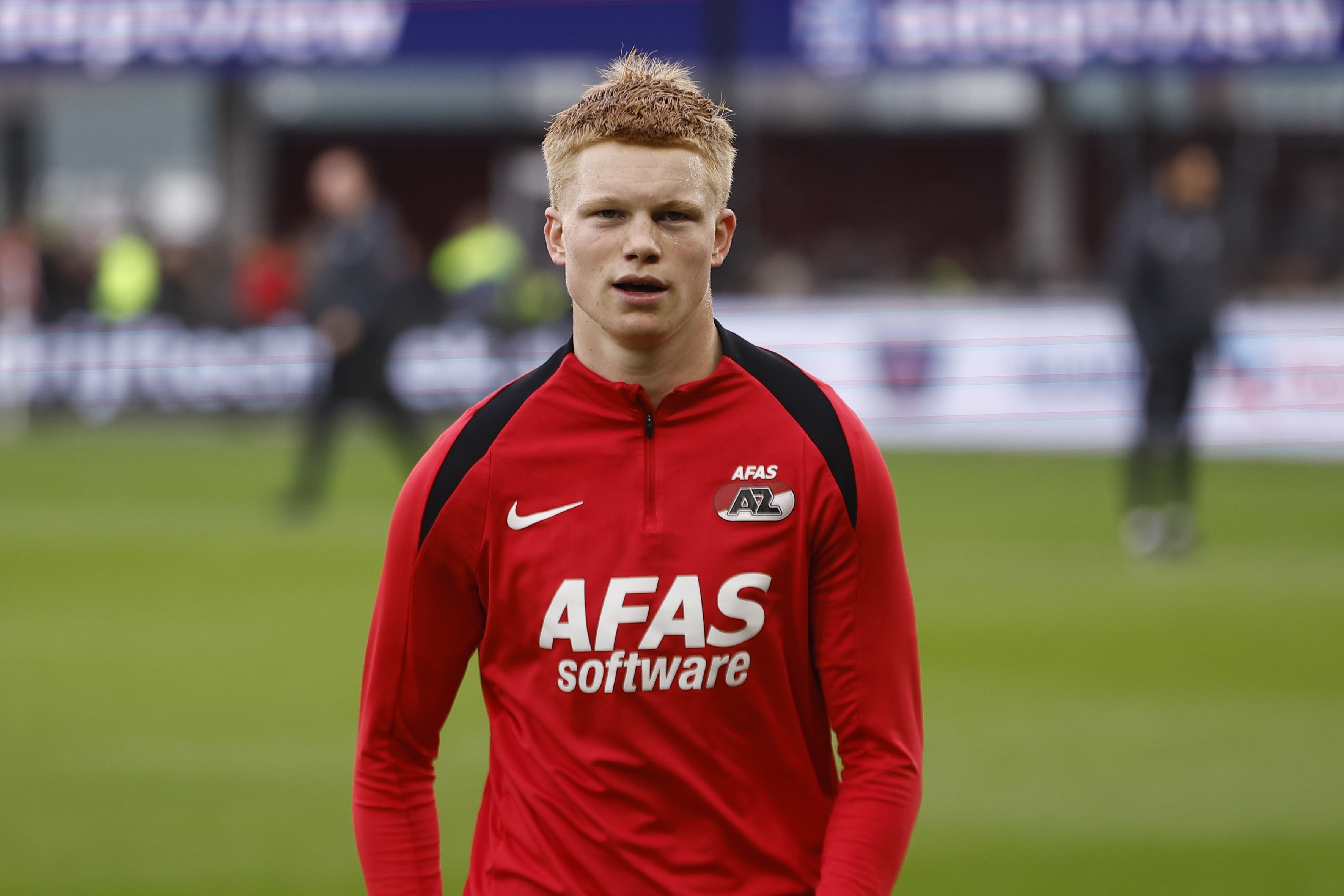 开云体育app-费迪南德：曼联应该签下斯米特，即使要等半年或1年也可以